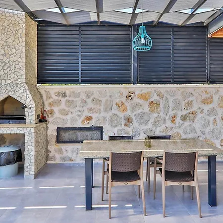 Sleeps 4 With Pool Air Con And Wifi *