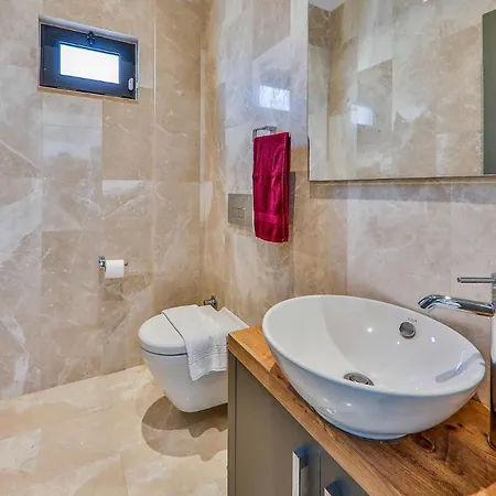 Sleeps 4 With Pool Air Con And Wifi וילה